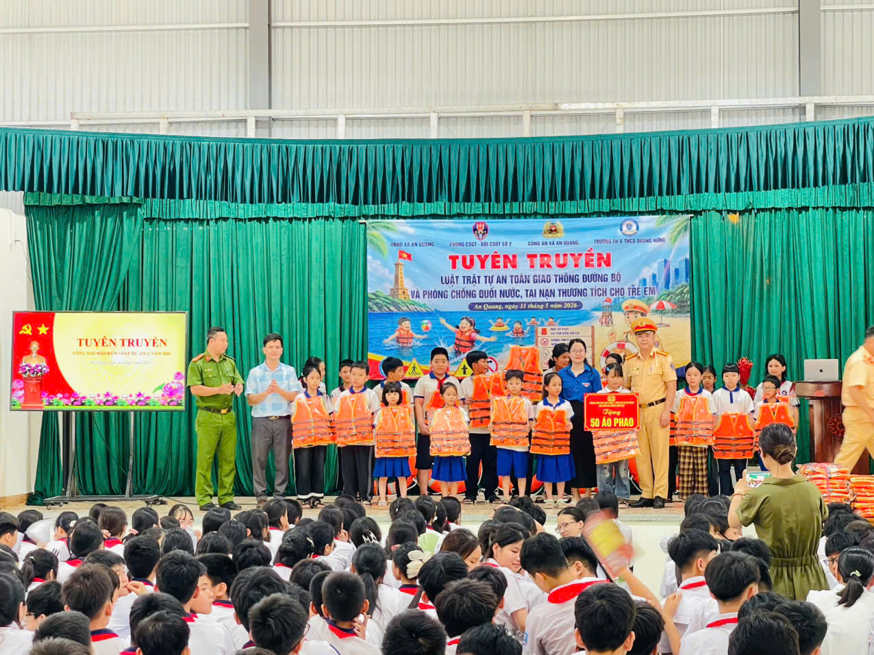 Đội Cảnh sát đường thủy số 2, Phòng Cảnh sát giao thông: Tặng 50 áo phao cho học sinh Trường Tiểu học và THCS Quang Hưng (xã An Quang)